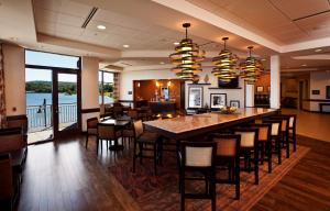 uma grande sala de jantar com uma grande mesa e cadeiras em Hampton Inn Marquette-Waterfront em Marquette