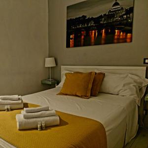 Postel nebo postele na pokoji v ubytování 285 Vatican Lodge