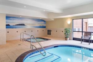 einen Pool in einem Hotelzimmer mit einem großen Fenster in der Unterkunft Hampton Inn & Suites Arcata in Arcata