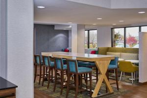 Hampton Inn Anchorage في أنكوراج: غرفة طعام مع طاولة وكراسي