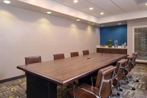 Hampton Inn Anchorage في أنكوراج: قاعة اجتماعات مع طاولة وكراسي خشبية كبيرة