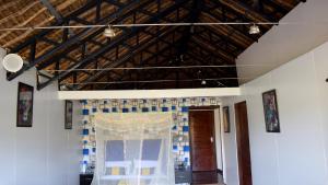 Pokój z oknem i drewnianym sufitem w obiekcie Kitumo Mara Lodges w mieście Mara Simba