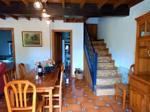 un comedor con mesa y sillas y una escalera en Casa Rural La Santa, en Sorribas
