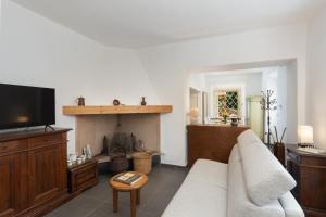 - un salon avec un canapé et une cheminée dans l'établissement Casa Sul Serra, à Calci