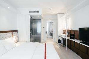 - une chambre avec un grand lit et une télévision dans l'établissement Ruby Stella Hotel London, à Londres