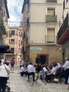 un grupo de personas tocando música en una calle en L&D -Parking Incluido- en Tudela