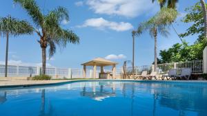 Bazén v ubytování Beachfront Penthouse with Ocean and Sunset Views at Pelican Reef #703 nebo v jeho okolí
