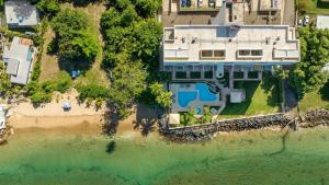 Bazén v ubytování Beachfront Penthouse with Ocean and Sunset Views at Pelican Reef #703 nebo v jeho okolí