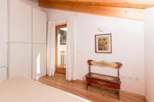ピンツォーロにあるLovely apt in Pinzolo Val Rendena 6のベッドルーム1室(ベッド1台付)