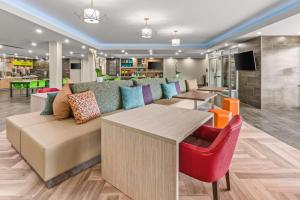 - un salon avec un canapé et une table dans l'établissement Home2 Suites By Hilton North Conway, NH, à North Conway