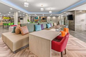 北康威Home2 Suites By Hilton North Conway, NH的带沙发和桌子的客厅