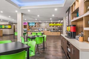 un restaurante con mesas y sillas verdes en una cafetería en Home2 Suites By Hilton North Conway, NH, en North Conway