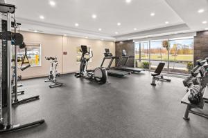 Home2 Suites By Hilton North Conway, NH的健身中心和/或健身设施