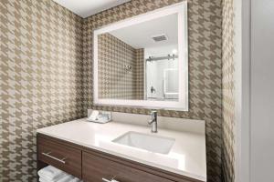 Home2 Suites By Hilton North Conway, NH的一间浴室