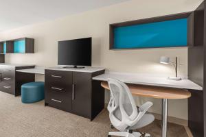 Home2 Suites By Hilton North Conway, NH的电视和/或娱乐中心