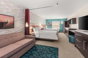 北康威Home2 Suites By Hilton North Conway, NH的配有床和沙发的酒店房间