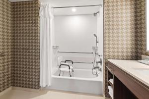 Home2 Suites By Hilton North Conway, NH的一间浴室