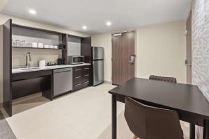 Home2 Suites By Hilton North Conway, NH的厨房或小厨房
