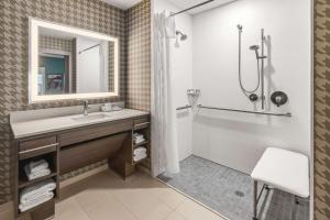 北康威Home2 Suites By Hilton North Conway, NH的带水槽和淋浴的浴室