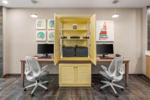 Home2 Suites By Hilton North Conway, NH的电视和/或娱乐中心