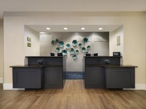 阿灵顿Homewood Suites by Hilton Boston Cambridge-Arlington, MA的一间房间带两个柜台的等候室