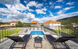 een patio met stoelen en een zwembad op een balkon bij Villa Ivandvor in Sinj