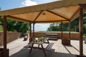 - un pavillon avec une table sur une terrasse en bois dans l'établissement Casa Sul Serra, à Calci