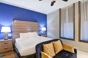 The Cincinnatian Curio Collection by Hilton客房内的一张或多张床位