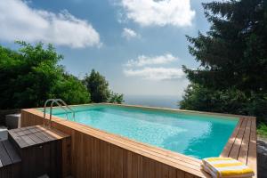 a swimming pool on a wooden fence with a wooden deck at Casa Sul Serra in Calci