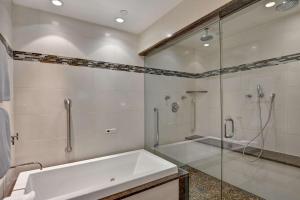 The Cincinnatian Curio Collection by Hilton的一间浴室