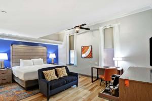 The Cincinnatian Curio Collection by Hilton客房内的一张或多张床位