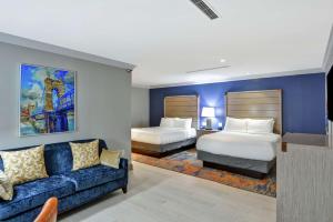The Cincinnatian Curio Collection by Hilton客房内的一张或多张床位