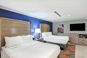 The Cincinnatian Curio Collection by Hilton客房内的一张或多张床位