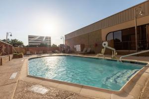 uma grande piscina em frente a um edifício em DoubleTree by Hilton Dallas/Richardson em Richardson