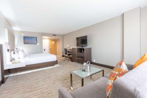 TV a/nebo společenská místnost v ubytování DoubleTree by Hilton Dallas/Richardson