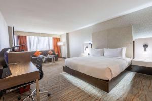 Postel nebo postele na pokoji v ubytování DoubleTree by Hilton Dallas/Richardson