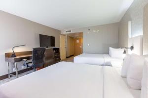 Postel nebo postele na pokoji v ubytování DoubleTree by Hilton Dallas/Richardson