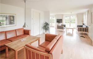 Khu vực ghế ngồi tại Cozy Home In Allingbro With House A Panoramic View