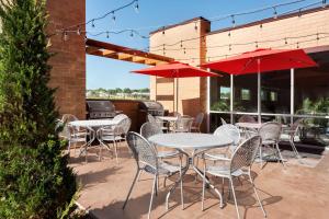 Home2 Suites By Hilton Menomonee Falls Milwaukee的庭院或其他户外区域