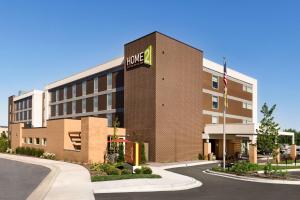 Menomonee FallsHome2 Suites By Hilton Menomonee Falls Milwaukee的上面有诺科标志的办公楼