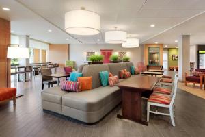 Home2 Suites By Hilton Menomonee Falls Milwaukee的休息区