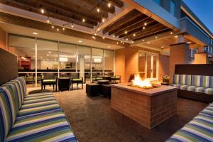 Home2 Suites By Hilton Menomonee Falls Milwaukee的休息区