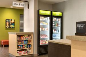 Home2 Suites By Hilton Menomonee Falls Milwaukee的证书、奖牌、标识或其他文件