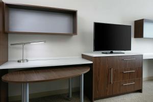 Home2 Suites By Hilton Menomonee Falls Milwaukee的电视和/或娱乐中心