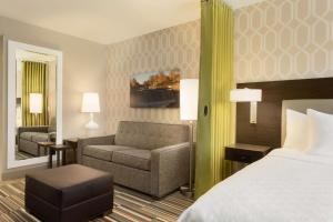 Home2 Suites By Hilton Menomonee Falls Milwaukee的休息区