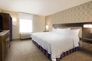 Home2 Suites By Hilton Menomonee Falls Milwaukee客房内的一张或多张床位