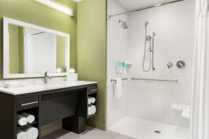 Home2 Suites By Hilton Menomonee Falls Milwaukee的一间浴室