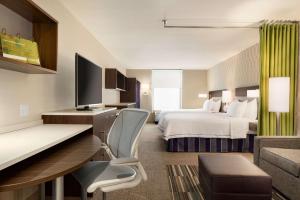 Home2 Suites By Hilton Menomonee Falls Milwaukee客房内的一张或多张床位