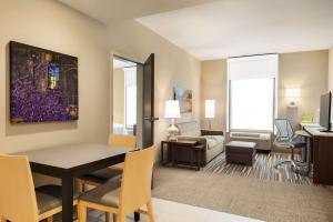 Home2 Suites By Hilton Menomonee Falls Milwaukee的休息区