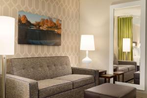 Home2 Suites By Hilton Menomonee Falls Milwaukee的休息区